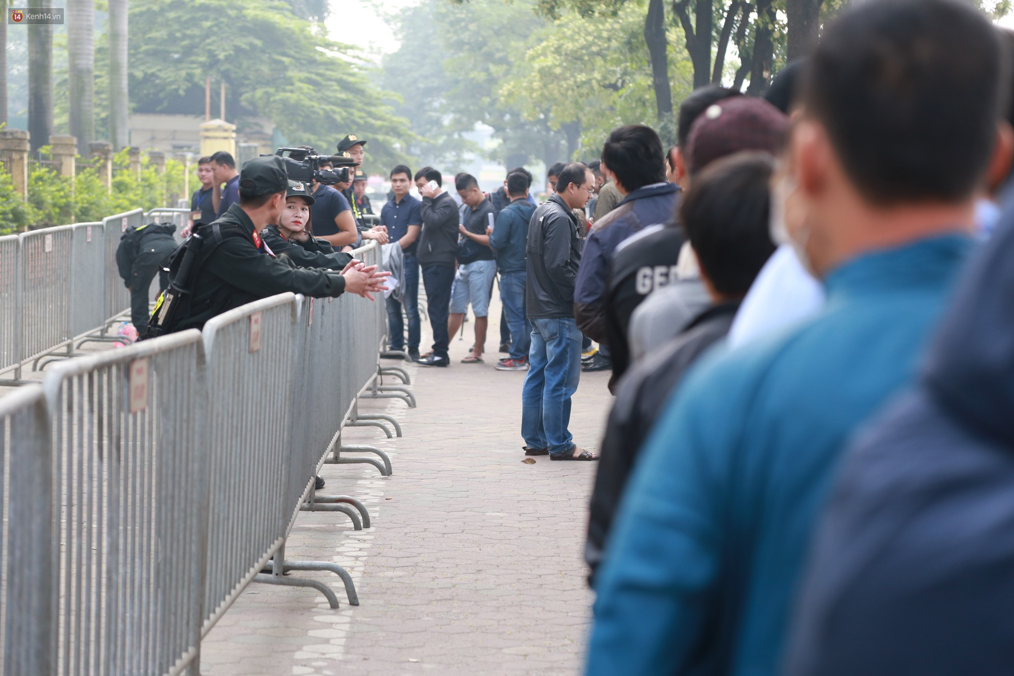 Bà bầu xếp hàng từ sáng sớm để nhận vé xem trận Việt Nam - Philippines - Ảnh 4. Bà bầu xếp hàng từ sáng sớm để nhận vé xem trận Việt Nam - Philippines - Ảnh 4.