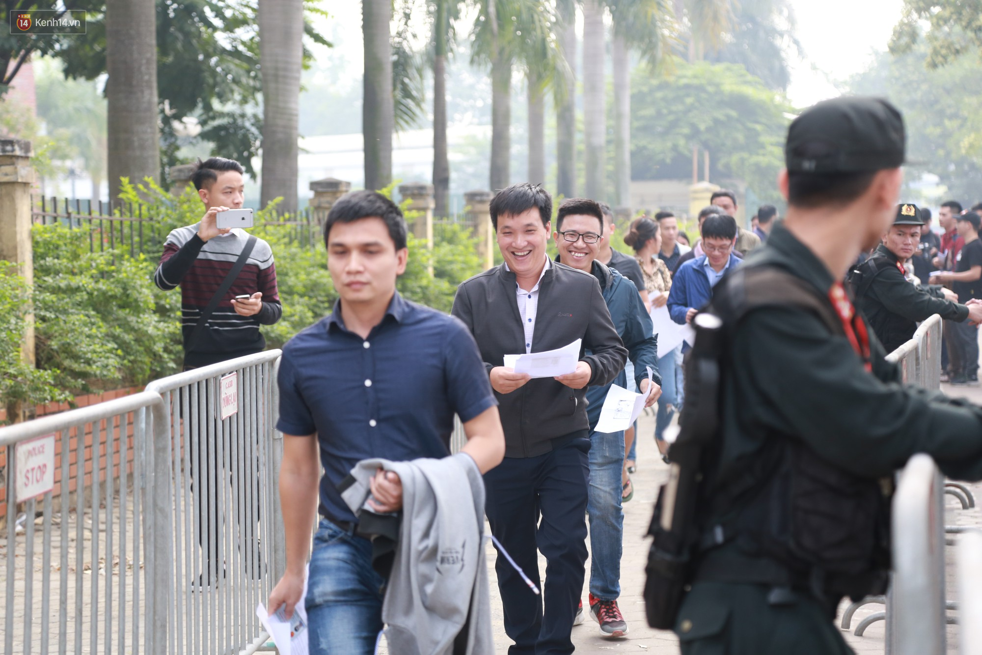 Bà bầu xếp hàng từ sáng sớm để nhận vé xem trận Việt Nam - Philippines - Ảnh 6. Bà bầu xếp hàng từ sáng sớm để nhận vé xem trận Việt Nam - Philippines - Ảnh 6.