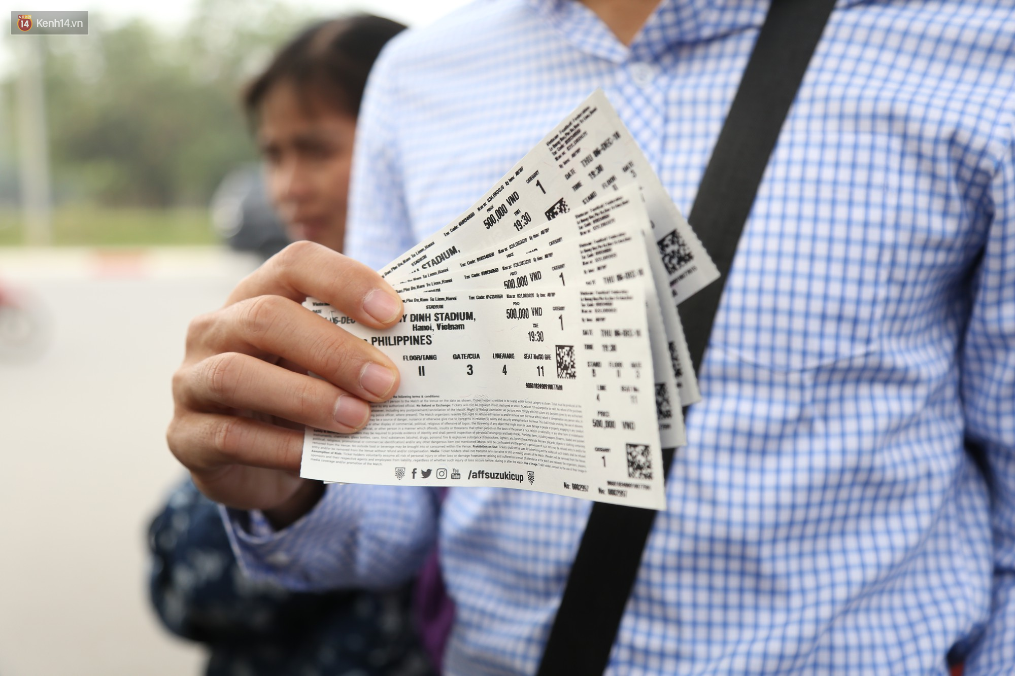 Bà bầu xếp hàng từ sáng sớm để nhận vé xem trận Việt Nam - Philippines - Ảnh 8. Bà bầu xếp hàng từ sáng sớm để nhận vé xem trận Việt Nam - Philippines - Ảnh 8.