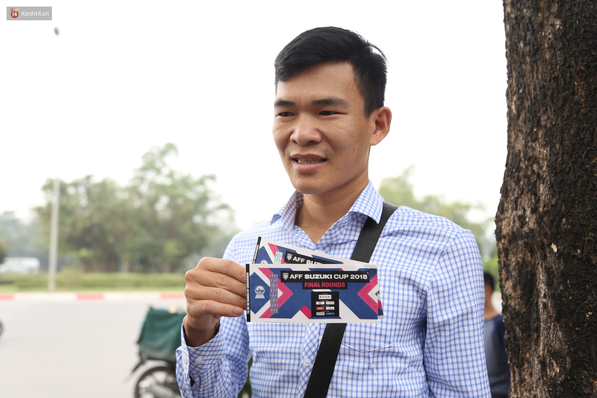 Bà bầu xếp hàng từ sáng sớm để nhận vé xem trận Việt Nam - Philippines - Ảnh 7. Bà bầu xếp hàng từ sáng sớm để nhận vé xem trận Việt Nam - Philippines - Ảnh 7.