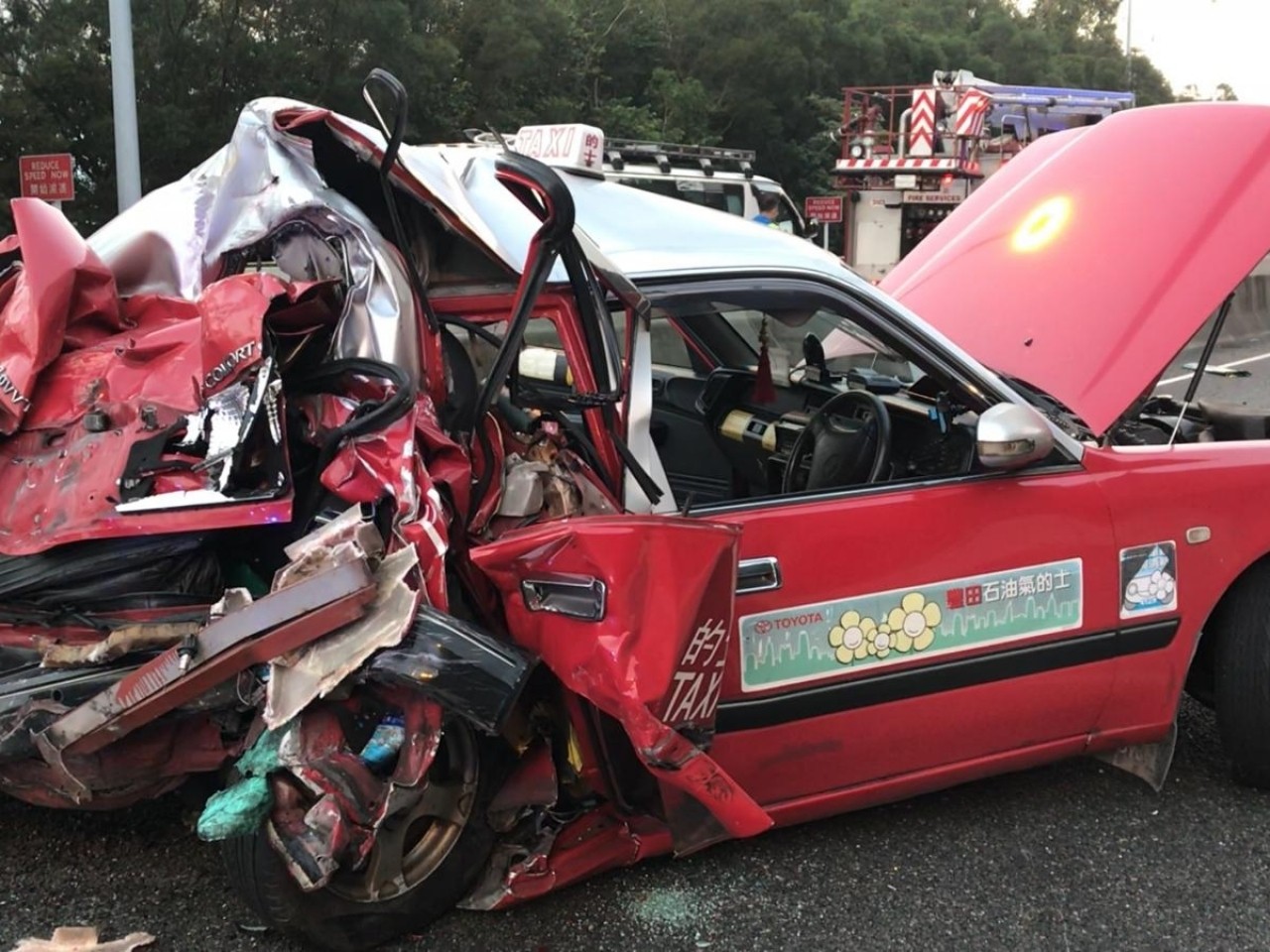 Va chạm thảm khốc giữa taxi và xe khách, ít nhất 39 người thương vong - Ảnh 1.