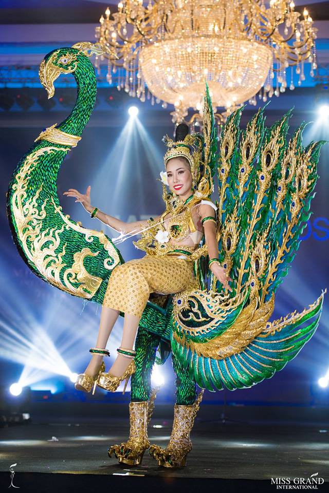 HHen Niê diện Bánh Mì, còn Hoa hậu Lào thì hóa trang như phân thân để đi thi Miss Universe 2018 - Ảnh 2.