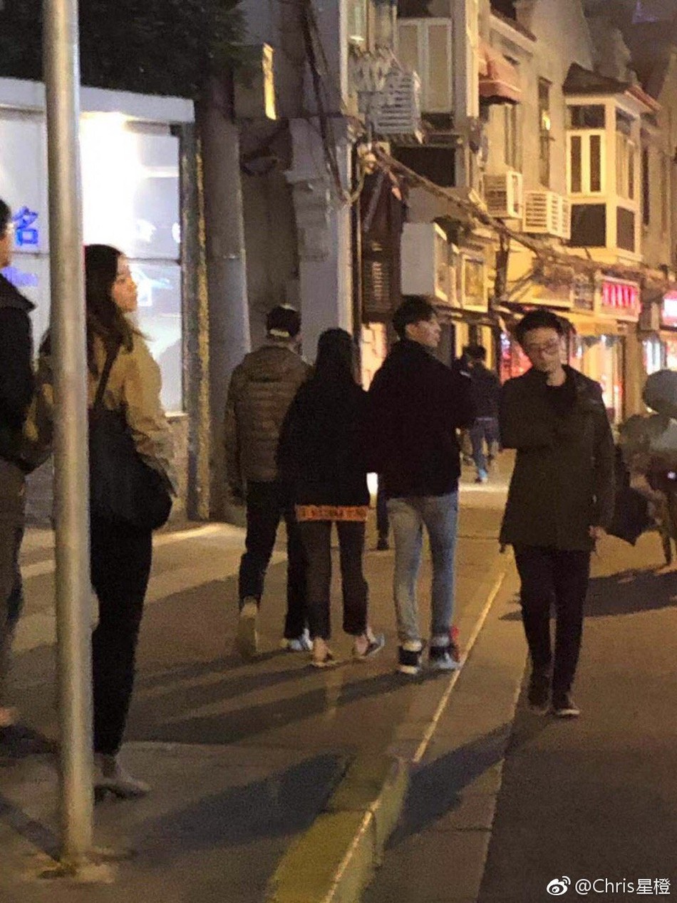 Hẹn hò kiểu Trịnh Sảng với bạn trai: Hết đưa diễn viên đóng thế đi cùng lại tới bố áp tải - Ảnh 4. Hẹn hò kiểu Trịnh Sảng với bạn trai: Hết đưa diễn viên đóng thế đi cùng lại tới bố áp tải - Ảnh 4.
