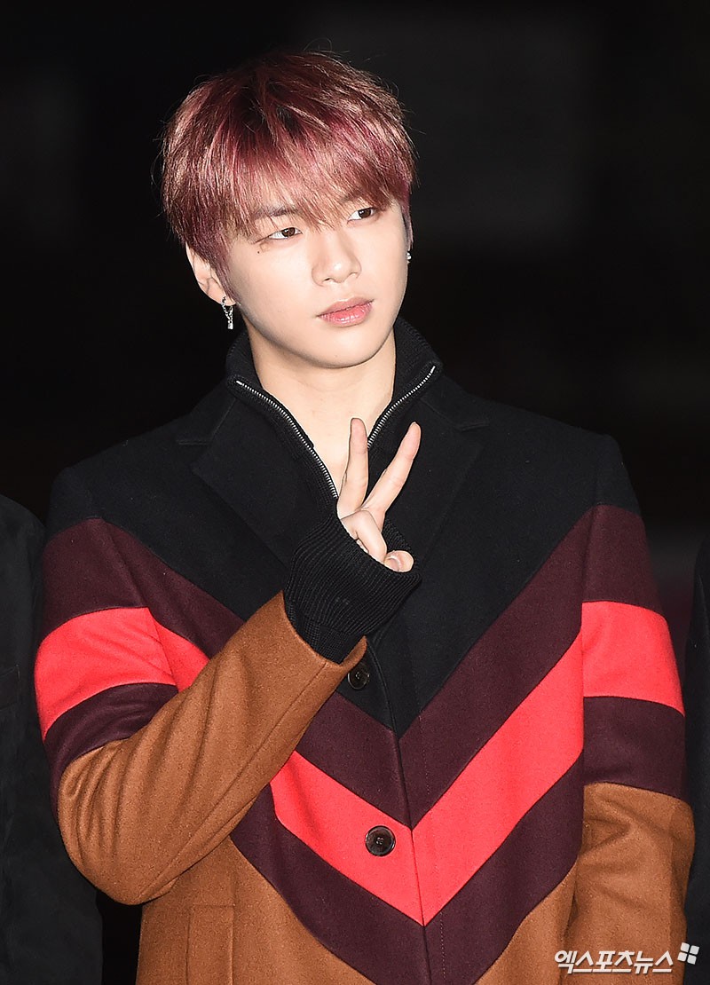 Dàn trai xinh gái đẹp Kpop đổ bộ: Hani đọ được với cả nữ thần Irene, Red Velvet và Wanna One khoe style mùa đông - Ảnh 11. Dàn trai xinh gái đẹp Kpop đổ bộ: Hani đọ được với cả nữ thần Irene, Red Velvet và Wanna One khoe style mùa đông - Ảnh 11.