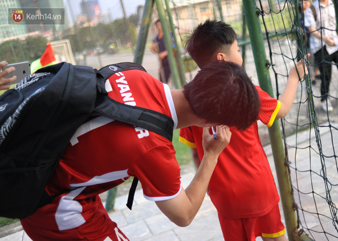Fan nhí đột nhập vào phòng thay đồ của tuyển Việt Nam, bị Phan Văn Đức vẹo má trêu đùa  - Ảnh 6.