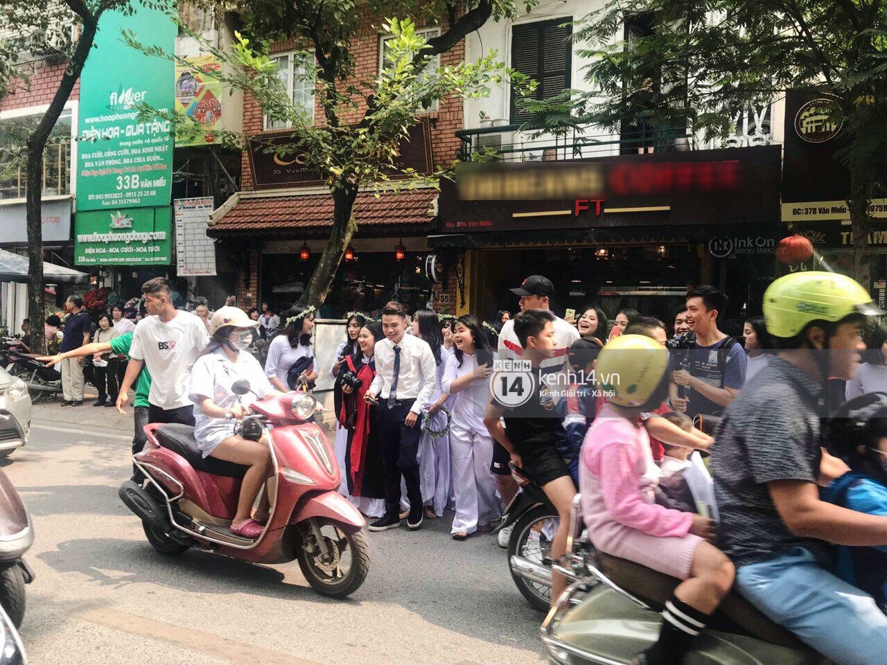 Đôi bạn thân Dũng - Chinh thần thái như Idol, sang đường thôi cũng khiến sinh viên bỏ chụp kỷ yếu vây quanh - Ảnh 6. Đôi bạn thân Dũng - Chinh thần thái như Idol, sang đường thôi cũng khiến sinh viên bỏ chụp kỷ yếu vây quanh - Ảnh 6.