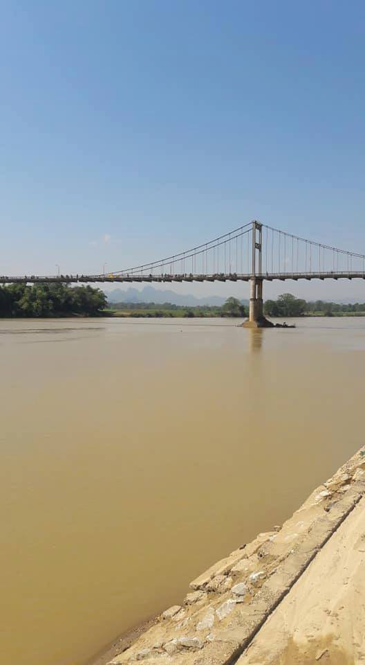 Nghệ An: Tìm thấy thi thể nữ sinh lớp 10 bỏ cặp trên cầu rồi gieo mình xuống sông Lam  - Ảnh 1.