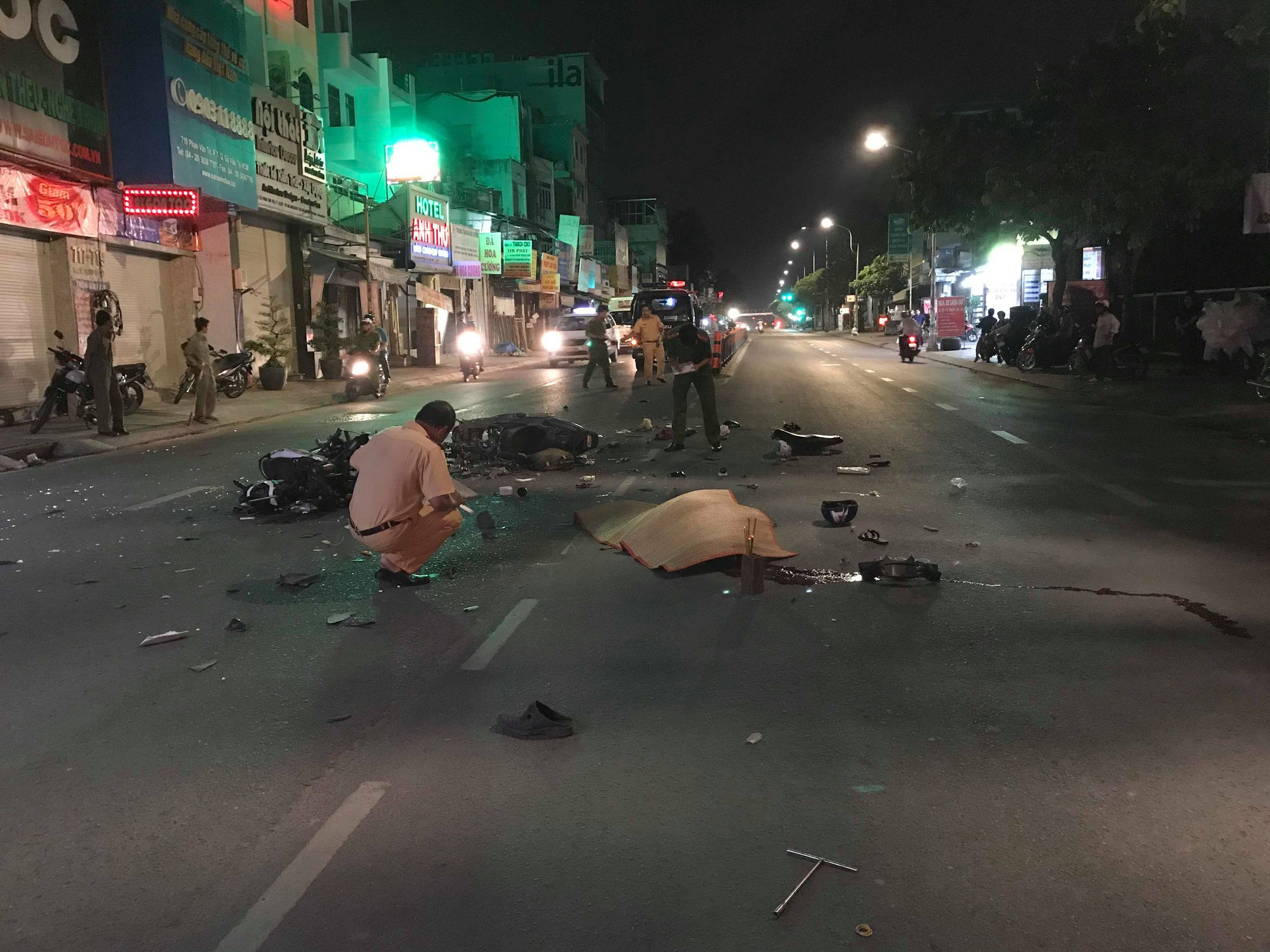 TP. HCM: 2 xe máy nát vụn sau va chạm kinh hoàng, thanh niên 20 tuổi và người đàn ông tử vong - Ảnh 1. TP. HCM: 2 xe máy nát vụn sau va chạm kinh hoàng, thanh niên 20 tuổi và người đàn ông tử vong - Ảnh 1.