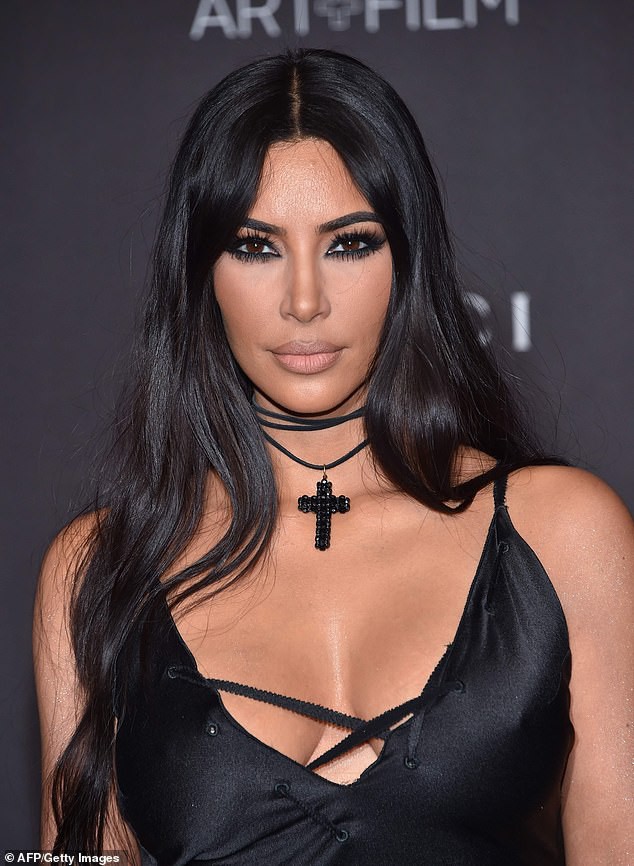 Kim Kardashian trễ nải khoe vòng 1 căng đầy, nhưng điều gây chú ý hơn là gương mặt bơm sửa đến cứng đơ - Ảnh 4.