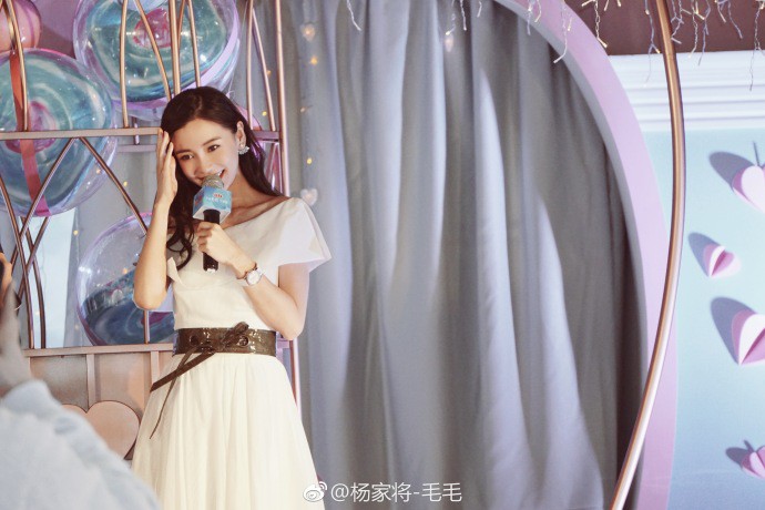 Angela Baby co ro giữa thời tiết lạnh vì mặc đầm hở vai khi dự sự kiện - Ảnh 8. Angela Baby co ro giữa thời tiết lạnh vì mặc đầm hở vai khi dự sự kiện - Ảnh 8.