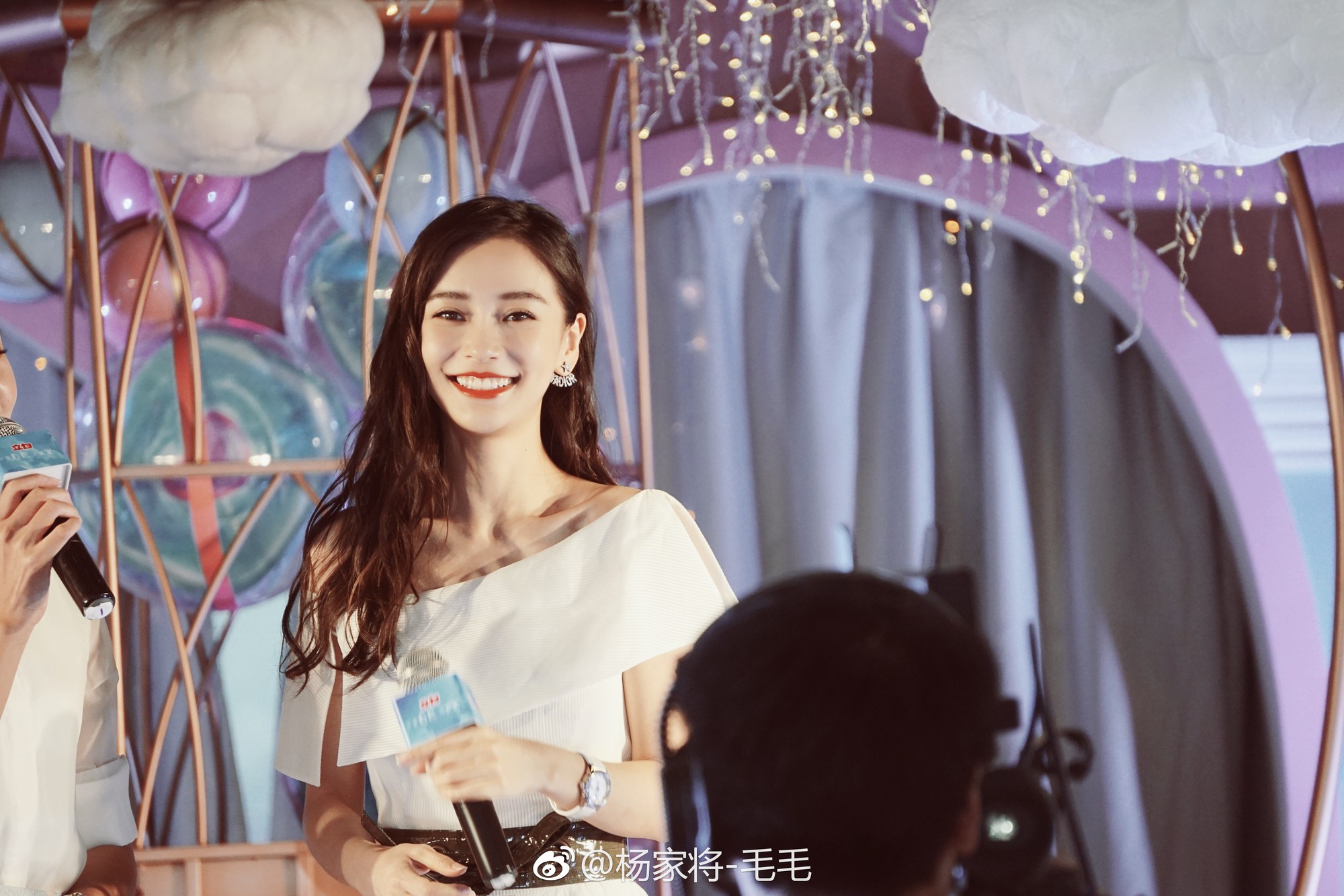Angela Baby co ro giữa thời tiết lạnh vì mặc đầm hở vai khi dự sự kiện - Ảnh 7. Angela Baby co ro giữa thời tiết lạnh vì mặc đầm hở vai khi dự sự kiện - Ảnh 7.