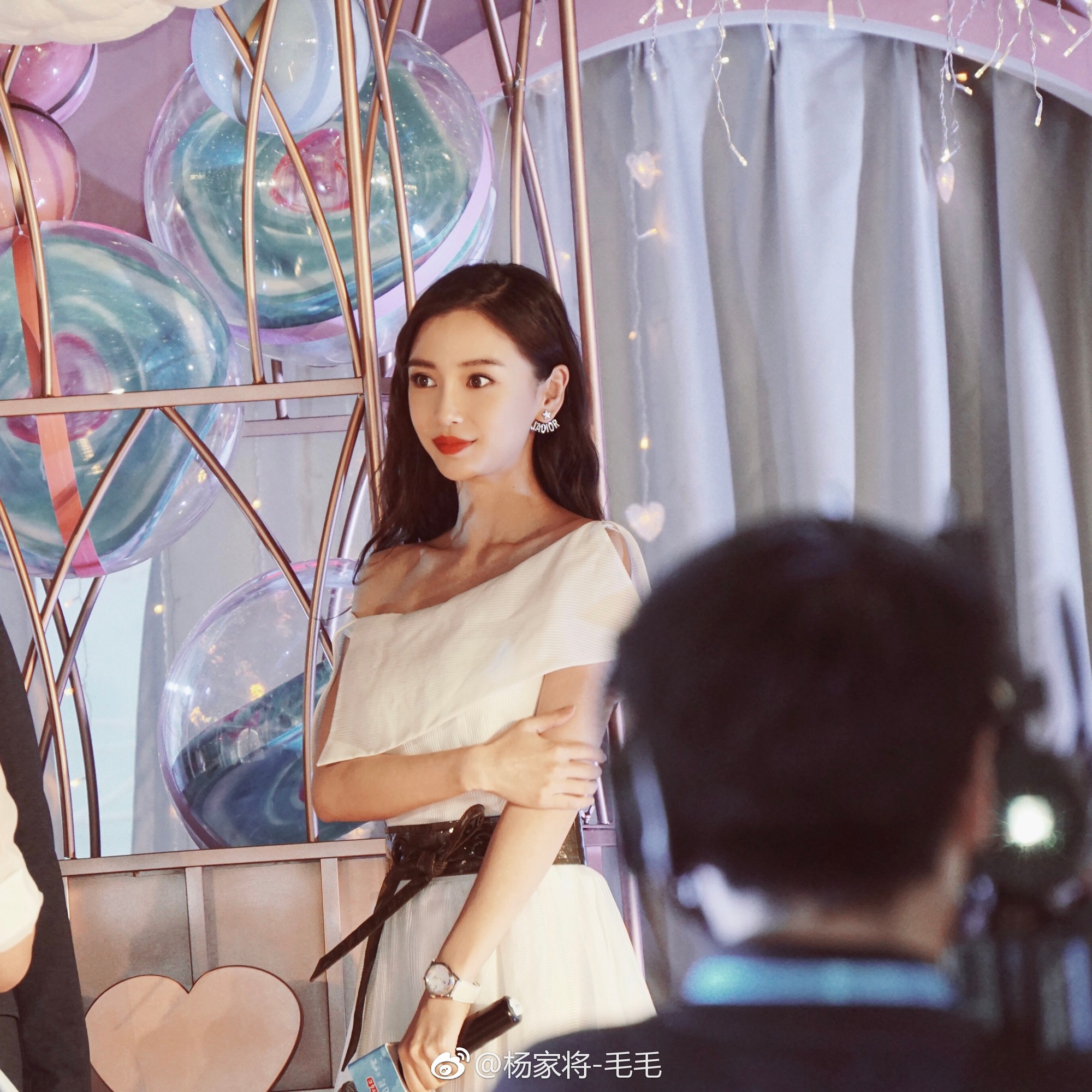 Angela Baby co ro giữa thời tiết lạnh vì mặc đầm hở vai khi dự sự kiện - Ảnh 4. Angela Baby co ro giữa thời tiết lạnh vì mặc đầm hở vai khi dự sự kiện - Ảnh 4.