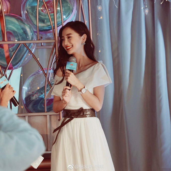 Angela Baby co ro giữa thời tiết lạnh vì mặc đầm hở vai khi dự sự kiện - Ảnh 9. Angela Baby co ro giữa thời tiết lạnh vì mặc đầm hở vai khi dự sự kiện - Ảnh 9.