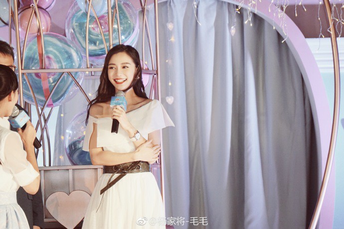 Angela Baby co ro giữa thời tiết lạnh vì mặc đầm hở vai khi dự sự kiện - Ảnh 5. Angela Baby co ro giữa thời tiết lạnh vì mặc đầm hở vai khi dự sự kiện - Ảnh 5.