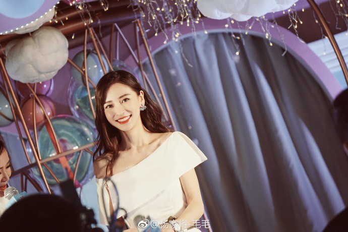 Angela Baby co ro giữa thời tiết lạnh vì mặc đầm hở vai khi dự sự kiện - Ảnh 10. Angela Baby co ro giữa thời tiết lạnh vì mặc đầm hở vai khi dự sự kiện - Ảnh 10.