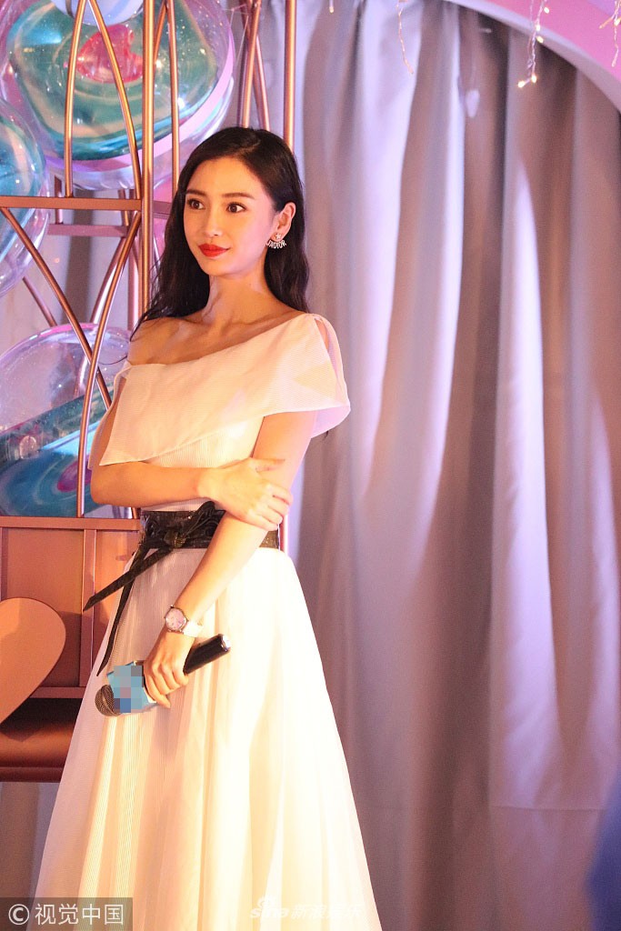 Angela Baby co ro giữa thời tiết lạnh vì mặc đầm hở vai khi dự sự kiện - Ảnh 6. Angela Baby co ro giữa thời tiết lạnh vì mặc đầm hở vai khi dự sự kiện - Ảnh 6.