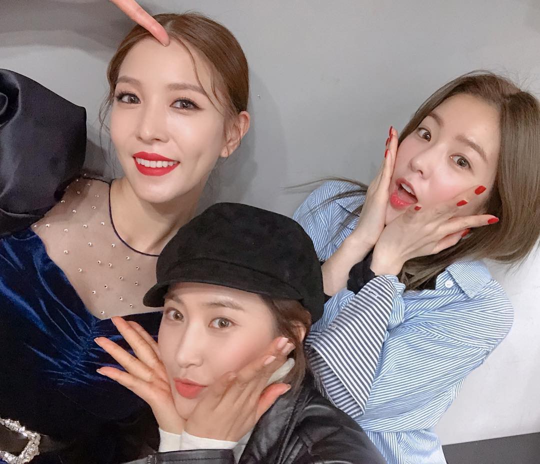 Đến buổi ghi hình của BoA vào sáng tinh mơ, hóa ra Yuri (SNSD) và Irene (RV) chỉ muốn xem điều này - Ảnh 2. Đến buổi ghi hình của BoA vào sáng tinh mơ, hóa ra Yuri (SNSD) và Irene (RV) chỉ muốn xem điều này - Ảnh 2.