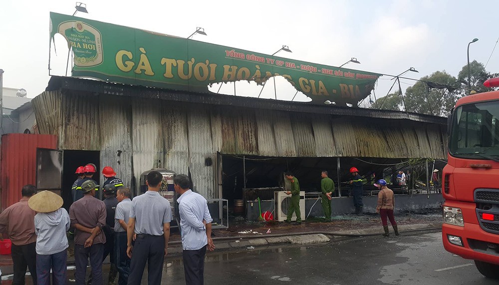 Nhà hàng gà Hoàng Gia bốc cháy ngùn ngụt, mọi tài sản bị thiêu rụi - Ảnh 2. Nhà hàng gà Hoàng Gia bốc cháy ngùn ngụt, mọi tài sản bị thiêu rụi - Ảnh 2.