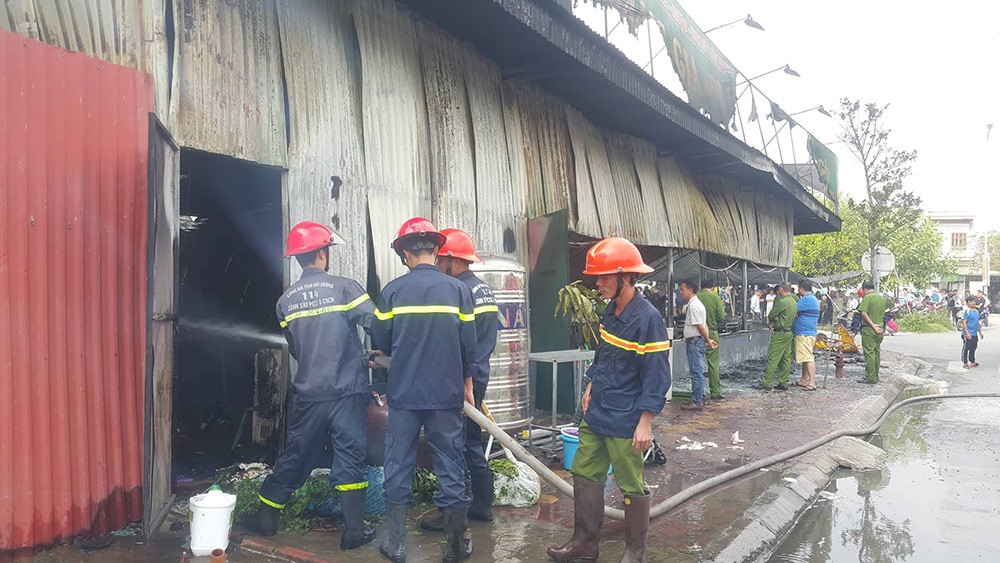Nhà hàng gà Hoàng Gia bốc cháy ngùn ngụt, mọi tài sản bị thiêu rụi - Ảnh 3. Nhà hàng gà Hoàng Gia bốc cháy ngùn ngụt, mọi tài sản bị thiêu rụi - Ảnh 3.