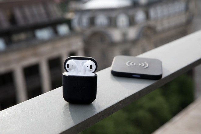 Đây là PowerPod Case - Vỏ ốp bảo vệ đem lại khả năng sạc không dây cho hộp đựng tai nghe AirPods - Ảnh 1.