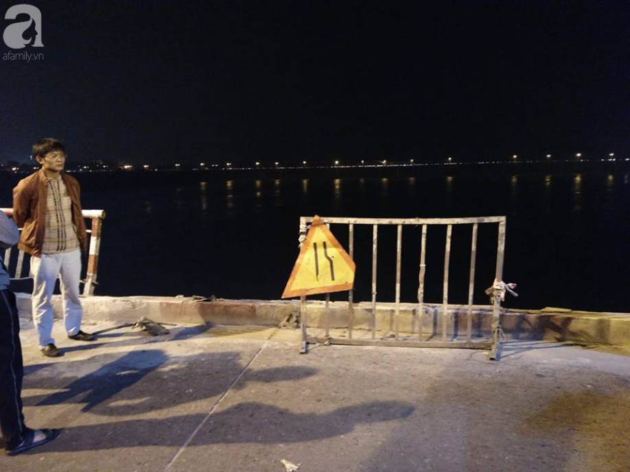 Người chứng kiến bàng hoàng kể lại giây phút chiếc ô tô đâm sập lan can rơi xuống sông Hồng - Ảnh 1. Người chứng kiến bàng hoàng kể lại giây phút chiếc ô tô đâm sập lan can rơi xuống sông Hồng - Ảnh 1.