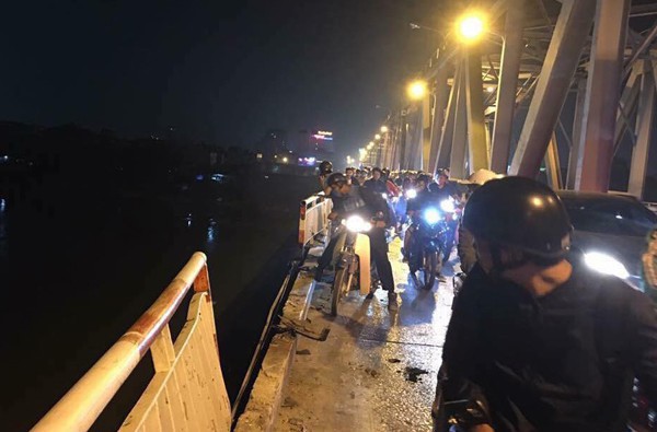 Người chứng kiến b&agrave;ng ho&agrave;ng kể lại gi&acirc;y ph&uacute;t chiếc &ocirc; t&ocirc; đ&acirc;m sập lan can rơi xuống s&ocirc;ng Hồng - Ảnh 2.