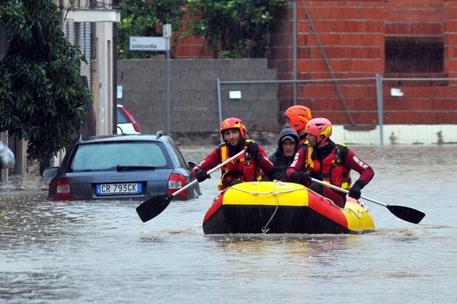 Sau Venice, nước lũ lại nhấn chìm vùng Sicily của Italy - Ảnh 8.