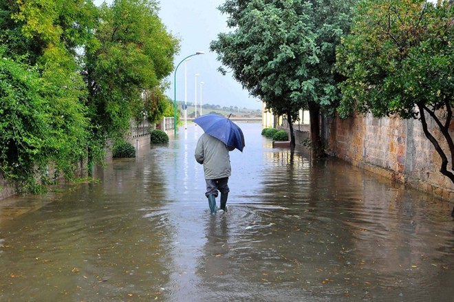 Sau Venice, nước lũ lại nhấn chìm vùng Sicily của Italy - Ảnh 9.