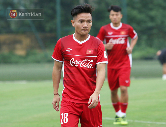 Tuyển Việt Nam bất ngờ loại 2 tuyển thủ trong đêm, chính thức chốt danh sách dự AFF Cup 2018 - Ảnh 1.