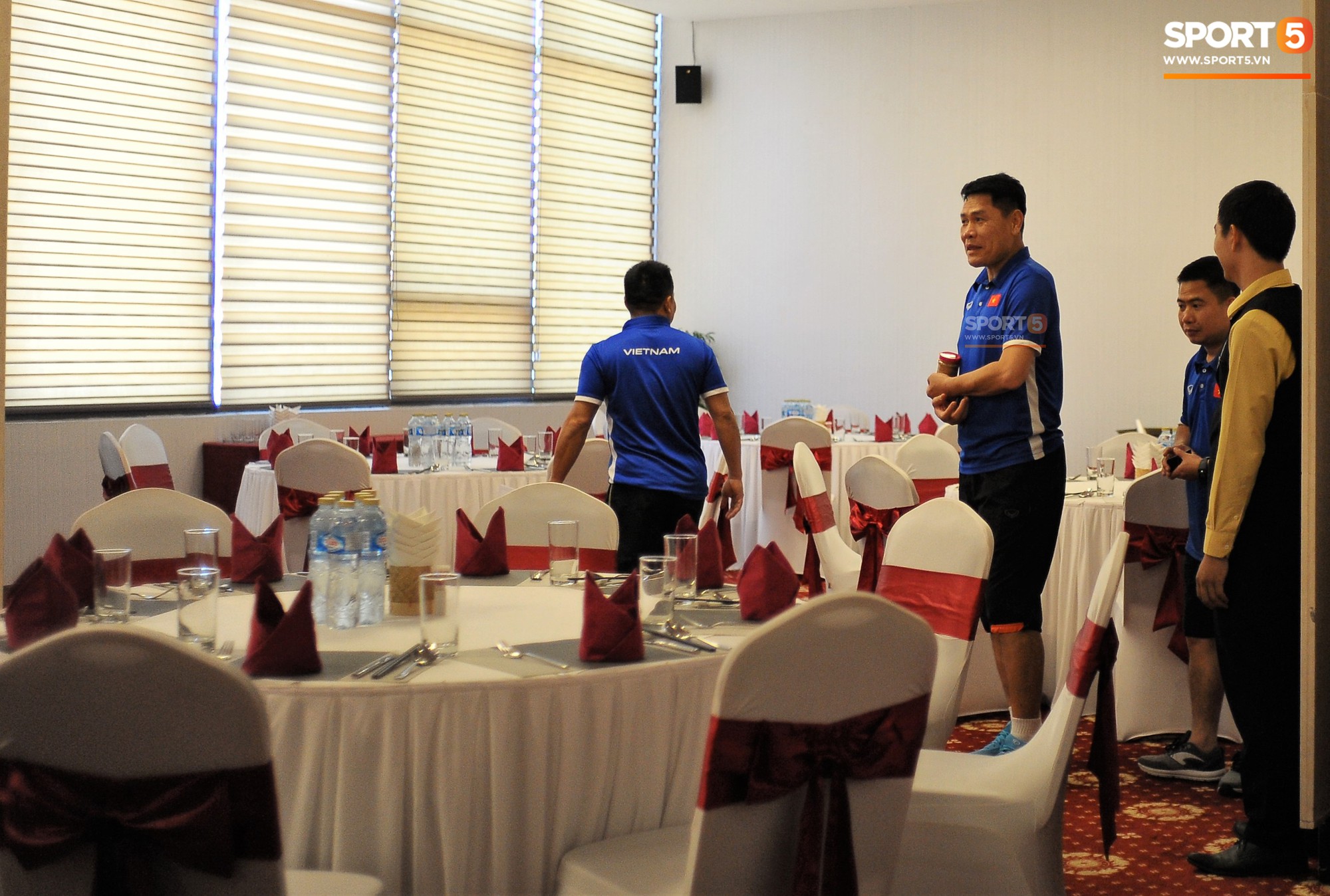 AFF CUP 2018: Bữa ăn đầu tiên của đội tuyển Việt Nam tại Lào - Ảnh 5. AFF CUP 2018: Bữa ăn đầu tiên của đội tuyển Việt Nam tại Lào - Ảnh 5.