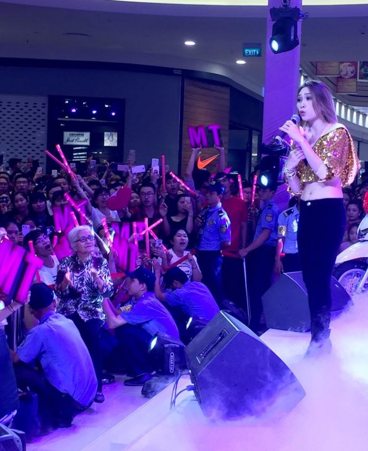 Nhìn những cử chỉ ân cần thế này của Mỹ Tâm trong các đêm nhạc, hỏi sao fan không yêu suốt 20 năm qua! - Ảnh 6. Nhìn những cử chỉ ân cần thế này của Mỹ Tâm trong các đêm nhạc, hỏi sao fan không yêu suốt 20 năm qua! - Ảnh 6.