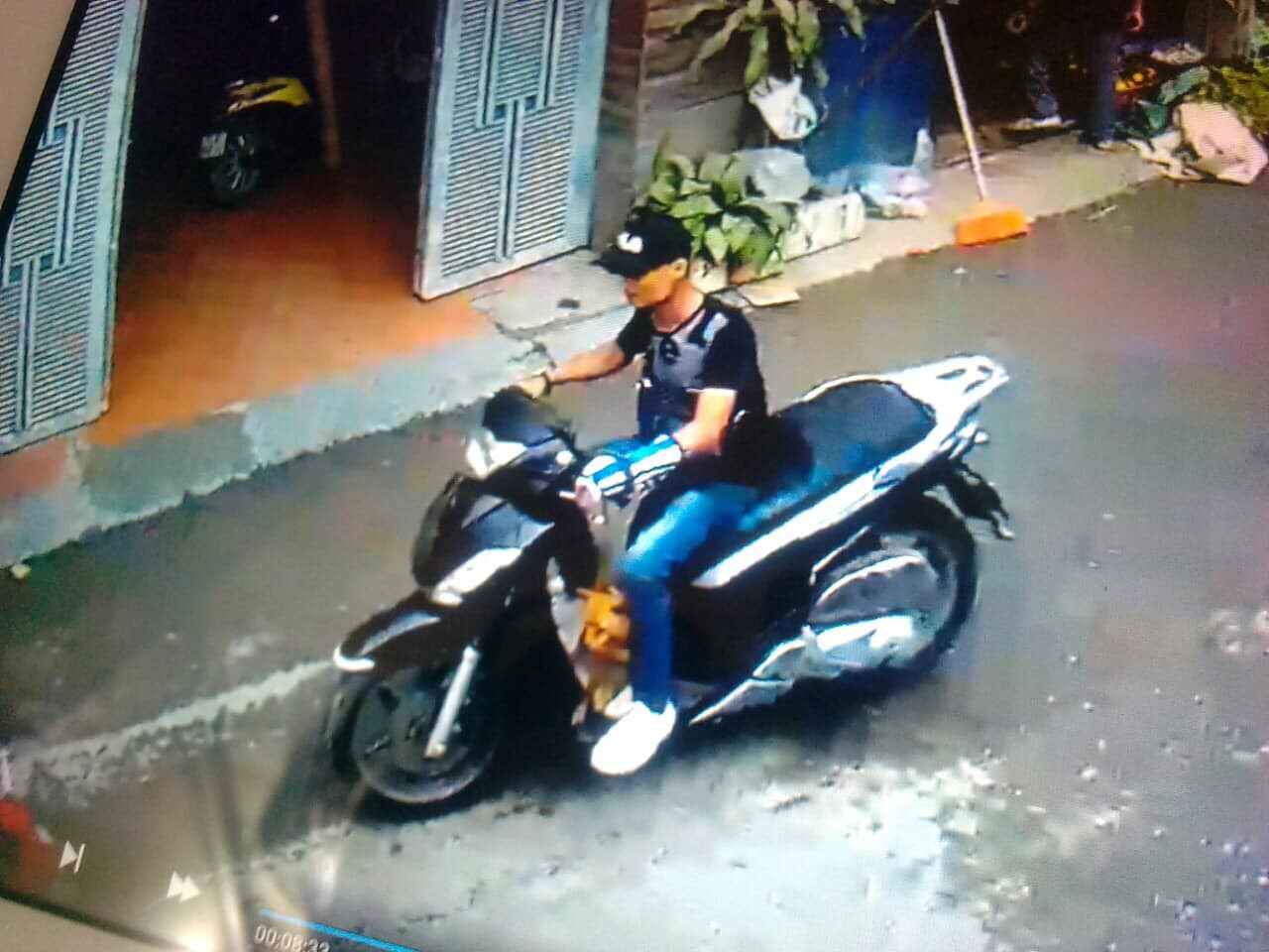 Hà Nội: Thanh niên ăn mặc sành điệu đi xe SH bế trộm chó nhà hàng xóm - Ảnh 2. Hà Nội: Thanh niên ăn mặc sành điệu đi xe SH bế trộm chó nhà hàng xóm - Ảnh 2.