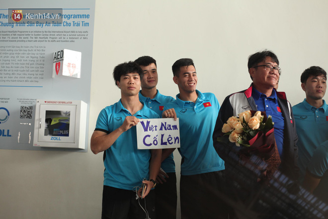 Xu&acirc;n Trường bắn tiếng Anh như gi&oacute; với người nước ngo&agrave;i ở s&acirc;n bay - Ảnh 8.