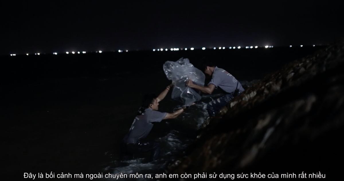 Clip hậu trường Người Bất Tử: Từ lũ lụt đến diễn viên nôn ọe, đổ máu, đủ mọi tai nạn trường quay xảy đến với êkip - Ảnh 2. Clip hậu trường Người Bất Tử: Từ lũ lụt đến diễn viên nôn ọe, đổ máu, đủ mọi tai nạn trường quay xảy đến với êkip - Ảnh 2.