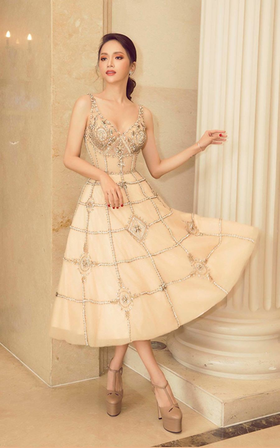 Hoa hậu Trái đất Phương Khánh không hề kém xinh dù diện đồ cũ  - Ảnh 3.