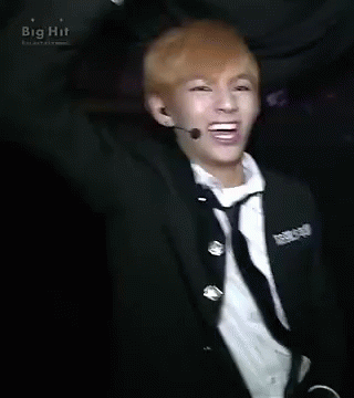 Nhìn 2 thái cực choải nhau chan chát của các nam idol này đến fan ruột cũng... không tin là cùng 1 người - Ảnh 11.