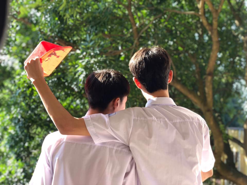 Bức ảnh 2 nam sinh che nắng cho nhau tưởng đam mỹ lãng mạn nhưng nhìn kỹ mới thấy điều bất thường - Ảnh 2.