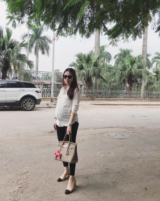 Street style các Hot mom: Hằng túi vẫn gọn gàng với sơ mi và quần âu, Ngọc Mon diện váy xòe trẻ như nữ sinh - Ảnh 1.