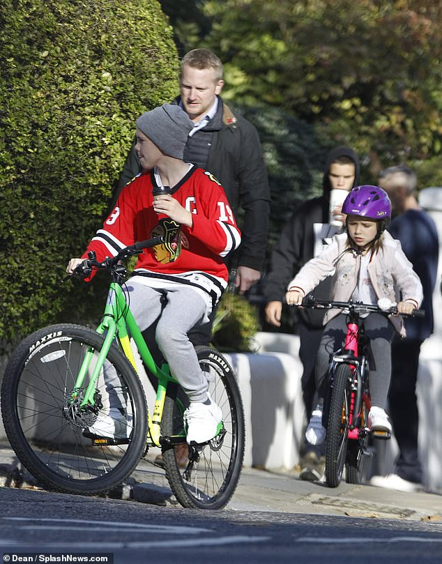Victoria Beckham để mặt mộc đưa Harper và các con trai dạo phố sau khi bị chỉ trích có hành động xa cách - Ảnh 5.
