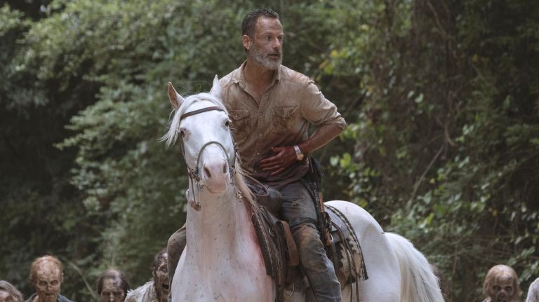 Còn chưa kịp để fan bùi ngùi khi chia tay series, nam chính Andrew Lincoln đã vui vẻ tham gia ngay hẳn 3 phim Walking Dead mới - Ảnh 1. Còn chưa kịp để fan bùi ngùi khi chia tay series, nam chính Andrew Lincoln đã vui vẻ tham gia ngay hẳn 3 phim Walking Dead mới - Ảnh 1.