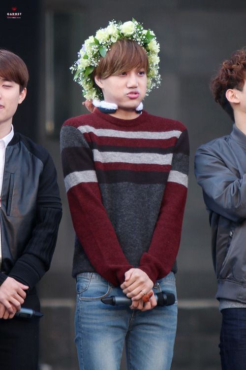 Nhìn 2 thái cực choải nhau chan chát của các nam idol này đến fan ruột cũng... không tin là cùng 1 người - Ảnh 19.