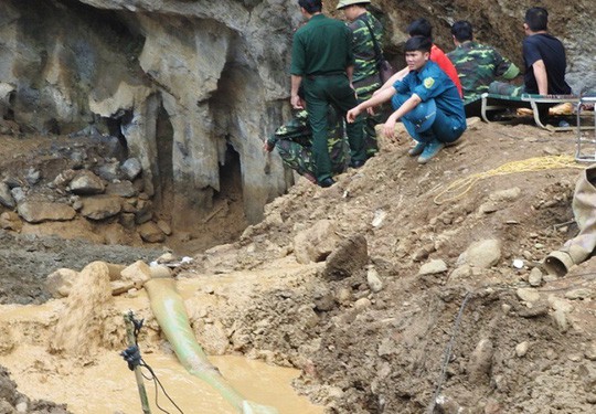 2 phu vàng mắc kẹt trong hang: Tạm giữ hình sự chủ mỏ vàng - Ảnh 8.