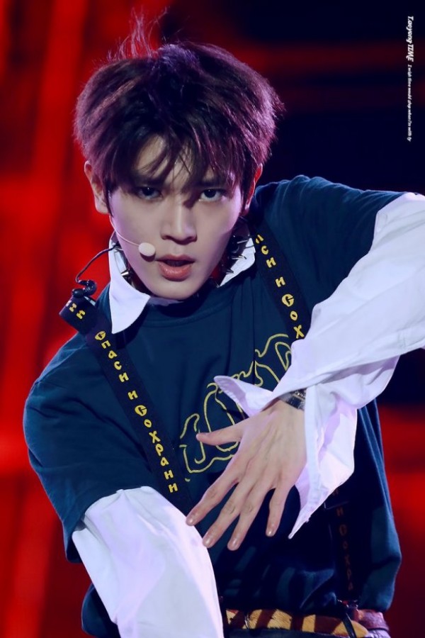 Nhìn 2 thái cực choải nhau chan chát của các nam idol này đến fan ruột cũng... không tin là cùng 1 người - Ảnh 23.