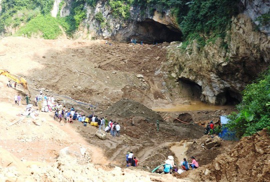 2 phu vàng mắc kẹt trong hang: Tạm giữ hình sự chủ mỏ vàng - Ảnh 10.