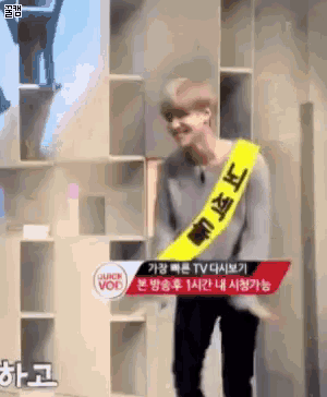 Nhìn 2 thái cực choải nhau chan chát của các nam idol này đến fan ruột cũng... không tin là cùng 1 người - Ảnh 29.