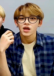 Nhìn 2 thái cực choải nhau chan chát của các nam idol này đến fan ruột cũng... không tin là cùng 1 người - Ảnh 5.