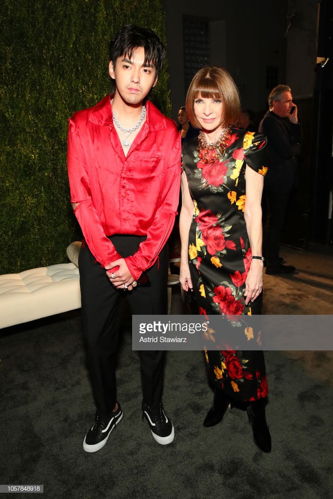 Con gái 9X của Madonna mặc như không lộ lấp ló nhũ hoa trước mặt nhiều người tại lễ trao giải - Ảnh 5. Con gái 9X của Madonna mặc như không lộ lấp ló nhũ hoa trước mặt nhiều người tại lễ trao giải - Ảnh 5.