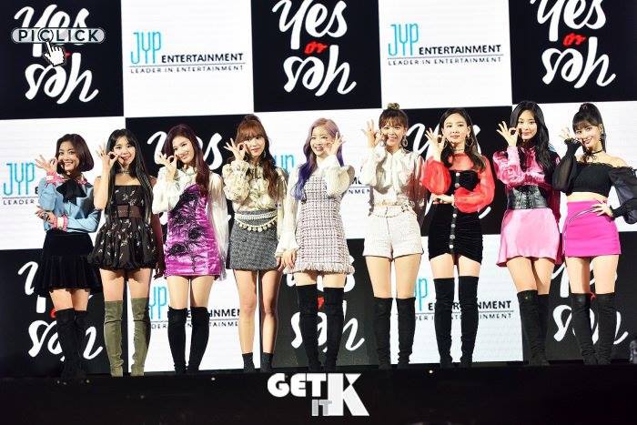 Tốc váy lộ quần bảo hộ, “hớ hênh” ngay trên sân khấu: Do stylist của Twice hay Tzuyu cố tình? - Ảnh 1. Tốc váy lộ quần bảo hộ, “hớ hênh” ngay trên sân khấu: Do stylist của Twice hay Tzuyu cố tình? - Ảnh 1.