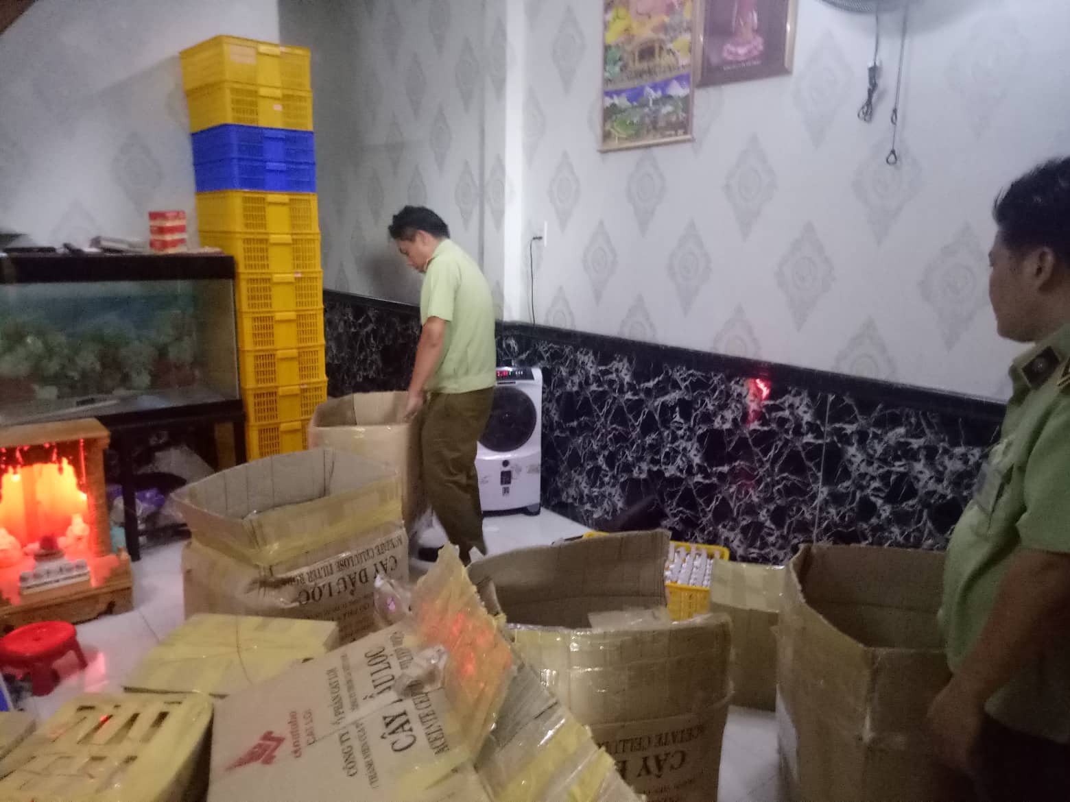 TP.HCM: Dùng hoá chất tự chế biến mỹ phẩm dưỡng trắng da giả, dán tem Made in Thailand rồi rao bán trên Facebook - Ảnh 3. TP.HCM: Dùng hoá chất tự chế biến mỹ phẩm dưỡng trắng da giả, dán tem Made in Thailand rồi rao bán trên Facebook - Ảnh 3.