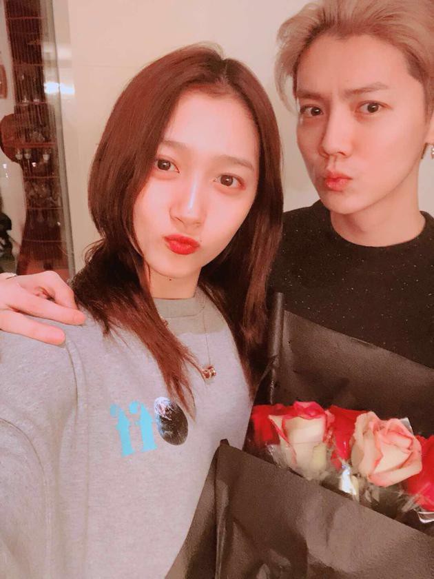 Luhan chuẩn bị cầu hôn Quan Hiểu Đồng sau 1 năm công khai hẹn hò vào ngày 9/11? - Ảnh 3. Luhan chuẩn bị cầu hôn Quan Hiểu Đồng sau 1 năm công khai hẹn hò vào ngày 9/11? - Ảnh 3.